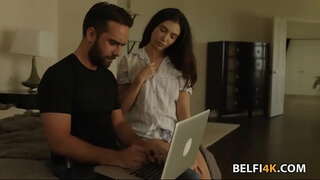 Slutty brunette අවශ්යතා ලොකු කුකුළා දික් කිරීමට ඇය මෝඩයෙක්