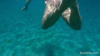 Swimming sa aking butt plug sa karagatan