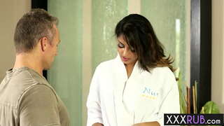 Sexy babe Sophia Leon knelt kwaye swallowed dick emva massage