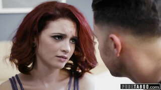 Escort Dringt Aan Op Het Zuigen In De Openbare Badkamer