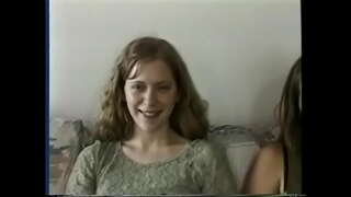 Brunete babe izpaužas viņas super-matains incītis garšoja ar savu labāko draudzeni