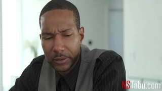 Ebony Bèlfi Vle Papa Yo Trete L &#039; Tankou Yon Dam