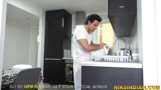 Serviteur a vu le maître, fille de pipi et ensuite faire baiser son cul