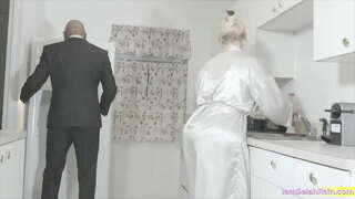 Selah წვიმს მიიღოს ამ ცილის შეფუთული BBC, როგორც არაფერი