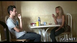 Poiss istub ja stares