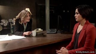 Rossa lesbianes anal follets morena suboficial amb corretja a la polla