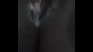 Wanita gemuk bermain dengan pantat