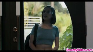 Sexy masseuse bijknippen met haar lesbische klant