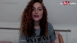 Kuuma saksalainen amatööri babe käyttää rasvaa dildo venyttää hänen tiukka pillua ja moans äänekkäästi kunnes hän cums