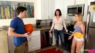 Nekrietns ar stepsister, kamēr mamma dara labore mājas Nekrietns ar stepsister, kamēr mamma dara labore mājas