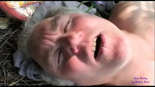 Ny slut mahita roa lahy antitra mahazo any an-kalamanjana ambanivohitra ary nanatevin-daharana azy ireo