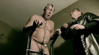 ���្ចាស់មេ-ខ្មៅ catsuit ជ័ទាសករត្រូវបានប្រើ